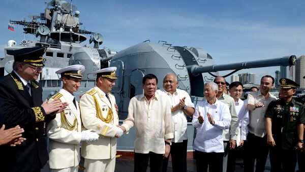 Philippine President Rodrigo Duterte (4th L) shakes hands with Russia's Rear Admiral Eduard Mikhailov at the anti-submarine navy ship Admiral Tributs at the south pier in Metro Manila, Philippines January 6, 2017 - Sputnik International