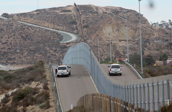 Border Patrol agents patrol the United States-Mexico Border wall during Opening the Door Of Hope/Abriendo La Puerta De La Esparana at Friendship Park in San Ysidro, California on Saturday, November 19, 2016 Border Patrol agents patrol the United States-Mexico Border wall during Opening the Door Of Hope/Abriendo La Puerta De La Esparana at Friendship Park in San Ysidro, California on Saturday, November 19, 2016 - Sputnik International