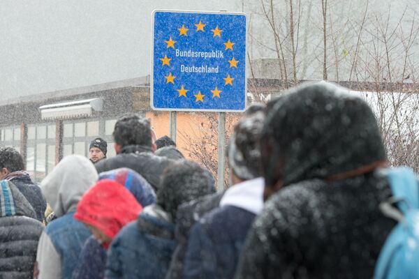 Migrants heading to Germany during a snow shower at the German-Austrian border near Wegscheid, Germany, Saturday Nov. 21, 2015 - Sputnik International