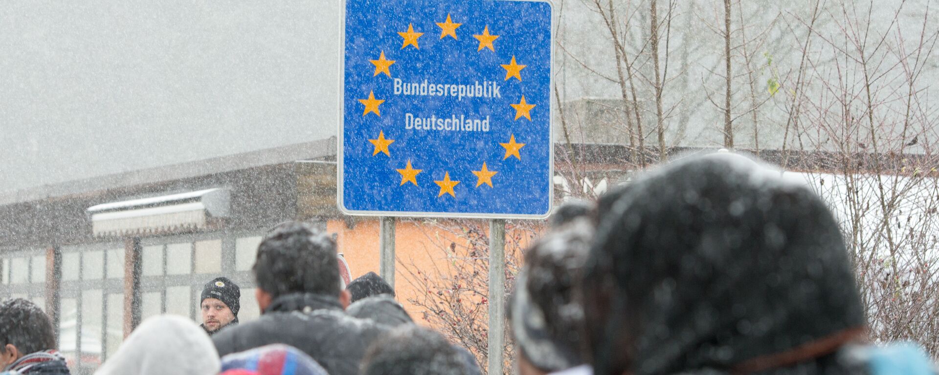 Migrants heading to Germany during a snow shower at the German-Austrian border near Wegscheid, Germany, Saturday Nov. 21, 2015 - Sputnik International, 1920, 17.12.2022