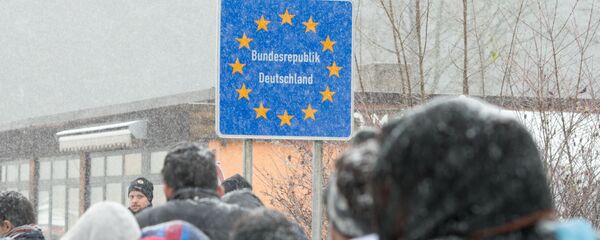 Migrants heading to Germany during a snow shower at the German-Austrian border near Wegscheid, Germany, Saturday Nov. 21, 2015 Migrants heading to Germany during a snow shower at the German-Austrian border near Wegscheid, Germany, Saturday Nov. 21, 2015 - Sputnik International