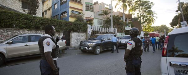 National police stand outside a radio station, center, after the arrest of Guy Philippe in Petion-Ville, Haiti, Thursday, Jan. 5, 2017 - Sputnik International