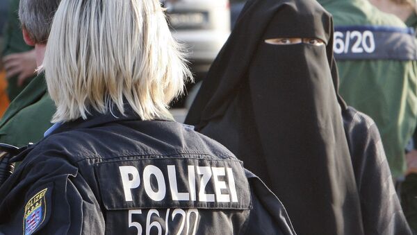 German policewoman stands next to a Muslim woman (File) - Sputnik International