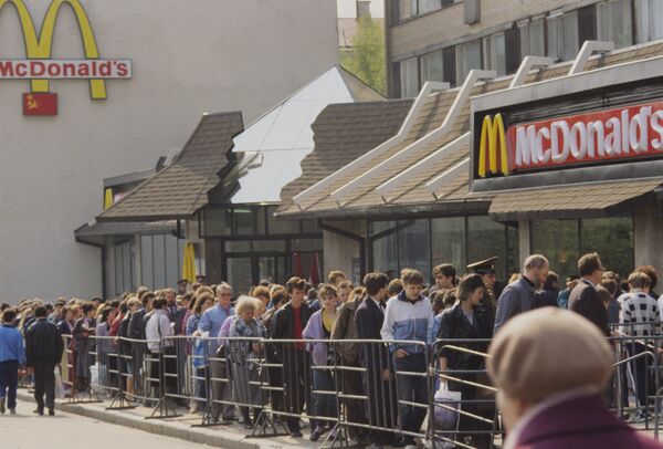 People queuing for the McDonald's restaurant in Moscow's central Pushkin Square. The restaurant opened on January 31, 1990 People queuing for the McDonald's restaurant in Moscow's central Pushkin Square. The restaurant opened on January 31, 1990 - Sputnik International
