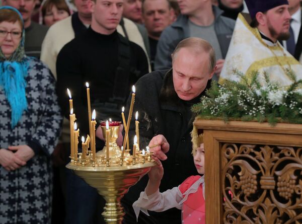 Pray, Sing Carols and Tell Fortunes: How Russia Celebrate Christmas - Sputnik International