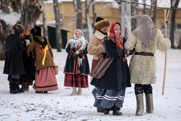 Pray, Sing Carols and Tell Fortunes: How Russia Celebrate Christmas - Sputnik International