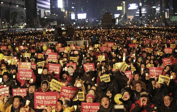 Protesters shout slogans during a candle light vigil calling for impeached President Park Geun-hye to step down in Seoul, South Korea Protesters shout slogans during a candle light vigil calling for impeached President Park Geun-hye to step down in Seoul, South Korea - Sputnik International