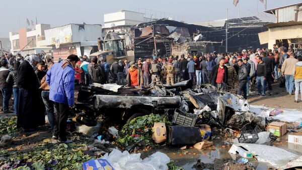 People gather at the site of a car bomb attack at a vegetable market in eastern Baghdad, Iraq January 8, 2017. - Sputnik International