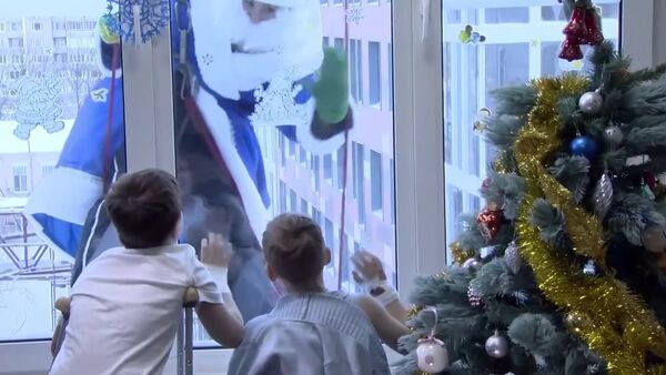 Climbers in Santa Claus Costumes Congratulate Patients at Children’s Hospital in Moscow - Sputnik International