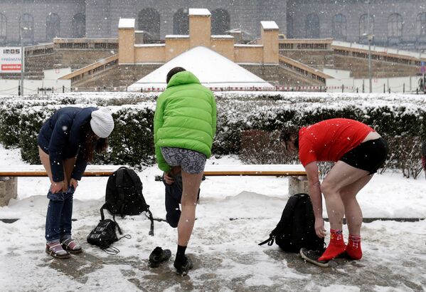 No Pants Subway Ride: People Strip Down to Participate in Pantless Flash Mob - Sputnik International