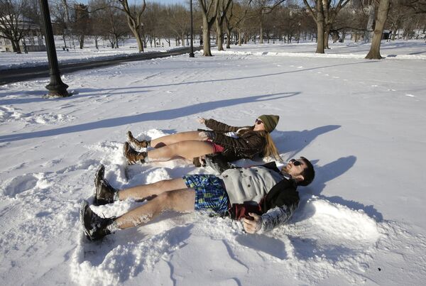 No Pants Subway Ride: People Strip Down to Participate in Pantless Flash Mob - Sputnik International