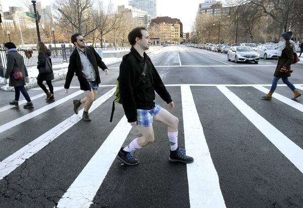 No Pants Subway Ride: People Strip Down to Participate in Pantless Flash Mob - Sputnik International