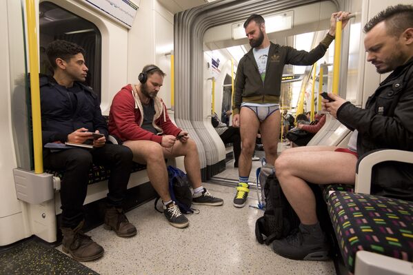 No Pants Subway Ride: People Strip Down to Participate in Pantless Flash Mob - Sputnik International
