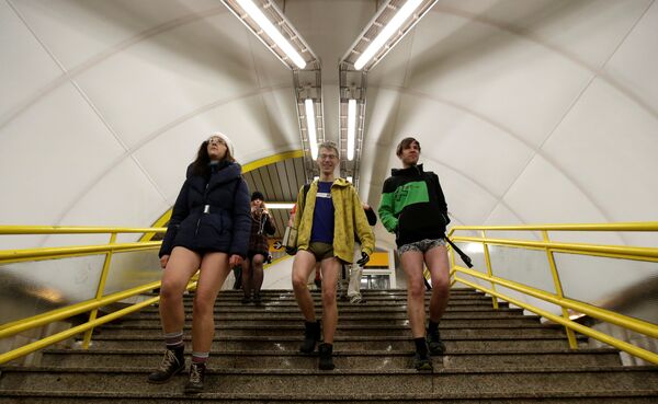 No Pants Subway Ride: People Strip Down to Participate in Pantless Flash Mob - Sputnik International