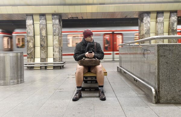 No Pants Subway Ride: People Strip Down to Participate in Pantless Flash Mob - Sputnik International