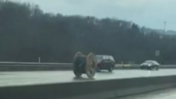 Runaway giant wire spool rolls down Pennsylvania highway - Sputnik International
