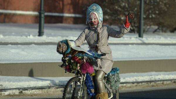 A participant in the Second Winter Bicycle Parade dressed as Snow Maiden, near Red Square, in Moscow. - Sputnik International
