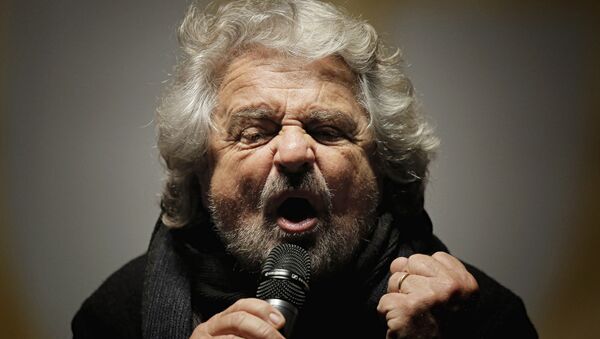 The leader of the Five Star Movement, Beppe Grillo, delivers a speech during a campaign meeting upon a referendum on constitutional reforms, on December 2, 2016 in Piazza San Carlo in Turin. - Sputnik International