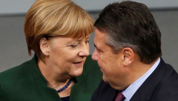 German Chancellor Angela Merkel and Economy Minister Sigmar Gabriel attend a meeting at the lower house of parliament Bundestag on 2017 budget in Berlin, Germany, November 23, 2016. - Sputnik International