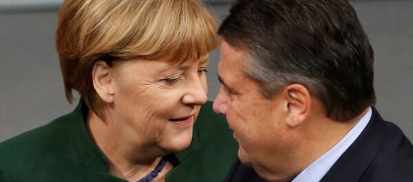 German Chancellor Angela Merkel and Economy Minister Sigmar Gabriel attend a meeting at the lower house of parliament Bundestag on 2017 budget in Berlin, Germany, November 23, 2016. - Sputnik International