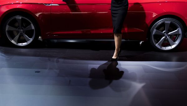 Модель позирует рядом с Audi S5 на автосалоне в Детройте - Sputnik International