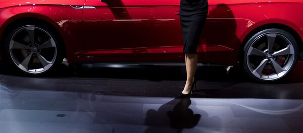 Модель позирует рядом с Audi S5 на автосалоне в Детройте Модель позирует рядом с Audi S5 на автосалоне в Детройте - Sputnik International