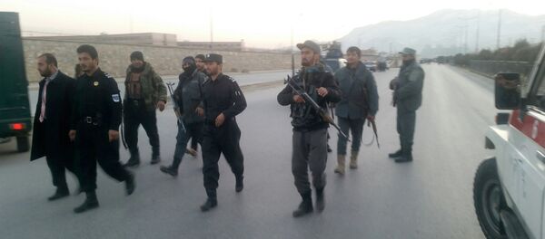 Afghan policemen keep watch at the site of a suicide bomb attack in Kabul, Afghanistan January 10, 2017. - Sputnik International