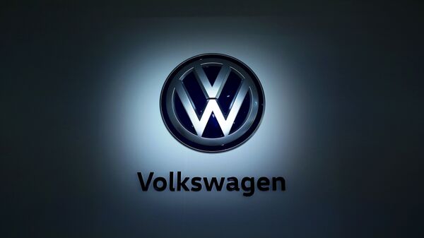 The logo of German carmaker Volkswagen (VW) is pictured at the company's head quarters on November 22, 2016 in Wolfsburg, northern Germany. - Sputnik International