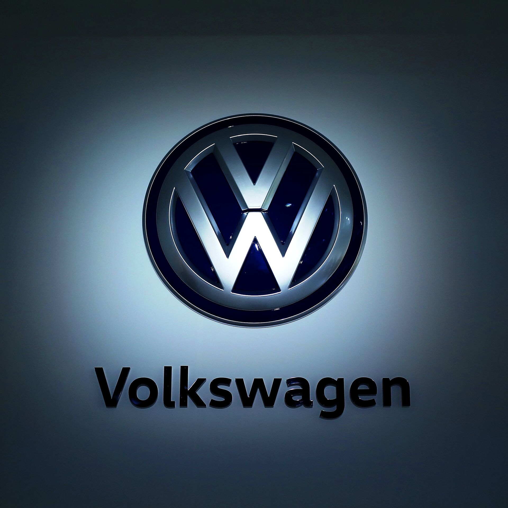Что значит volkswagen. Знак VW. Фольксваген лого. Заставка Фольксваген. Фольксваген Пассат знак.