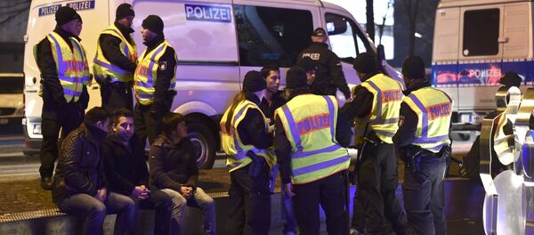 German police officers perform security checks before the New Year celebrations for 2017 in Hamburg, Germany, December 31, 2016 - Sputnik International