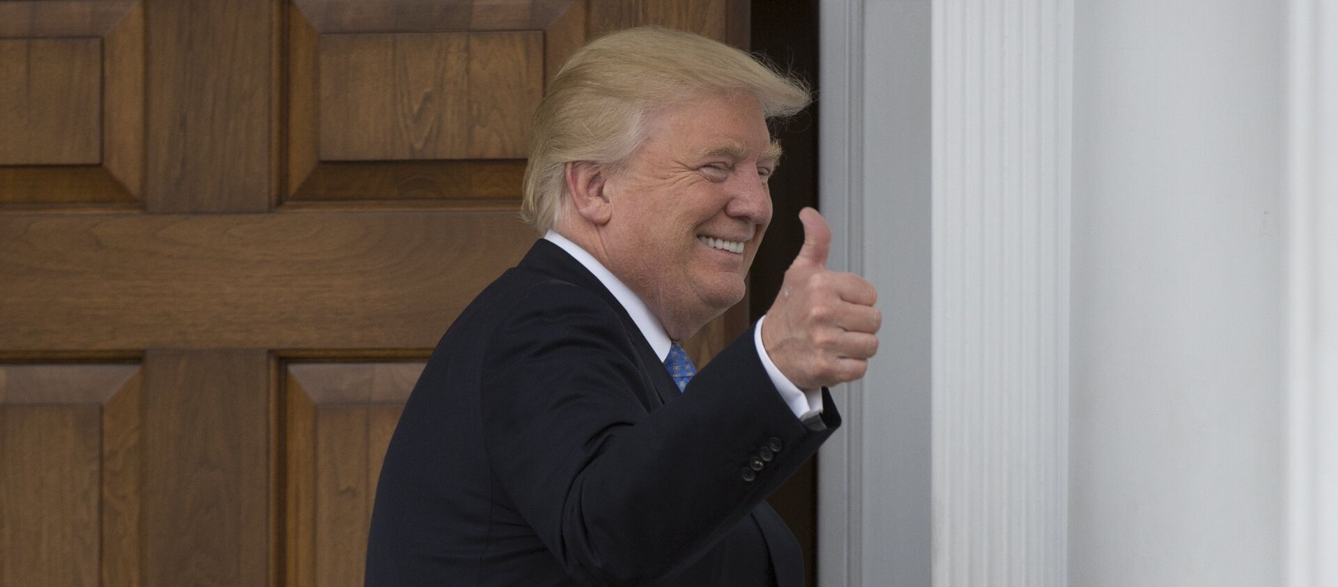 President-elect Donald Trump gives a thumbs up the the media at the clubhouse of Trump National Golf Club November 20, 2016 in Bedminster, New Jersey - Sputnik International, 1920, 02.03.2021