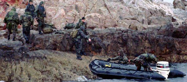 A Turkish SWAT team prepares to leave one of the controversial Kardak (Imia) islets after Greek troops were withdrawn from another one of the islet (File) - Sputnik International