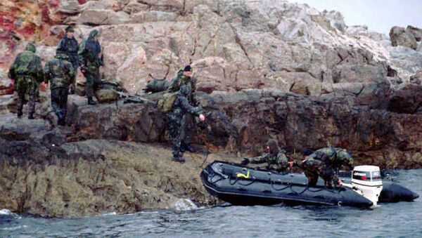 A Turkish SWAT team prepares to leave one of the controversial Kardak (Imia) islets after Greek troops were withdrawn from another one of the islet (File) - Sputnik International