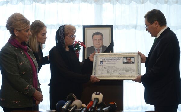 Ankara Mayor Melih Gokcek presents a certificate of renaming an Ankara street into Andrei Karlov Street to Karlov's widow. Ankara Mayor Melih Gokcek presents a certificate of renaming an Ankara street into Andrei Karlov Street to Karlov's widow. - Sputnik International