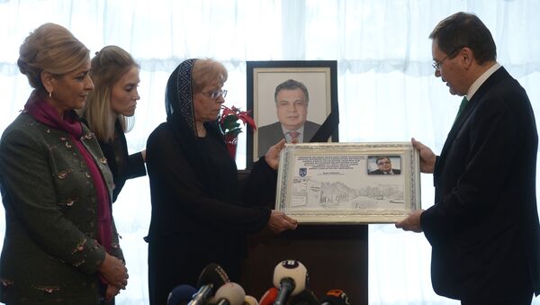 Ankara Mayor Melih Gokcek presents a certificate of renaming an Ankara street into Andrei Karlov Street to Karlov's widow. - Sputnik International