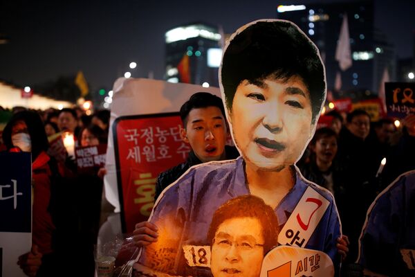 People march toward the Presidential Blue House during a protest demanding South Korean President Park Geun-hye's resignation in Seoul, South Korea, January 7, 2017. People march toward the Presidential Blue House during a protest demanding South Korean President Park Geun-hye's resignation in Seoul, South Korea, January 7, 2017. - Sputnik International