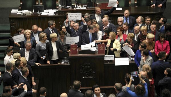 Polish opposition parliamentarians protest against the rules proposed by the head office of the Sejm, the lower house of parliament, ban all recording of parliamentary sessions except by five selected television stations and limits the number of journalists allowed in the building, in the Parliament in Warsaw, Poland December 16, 2016 - Sputnik International