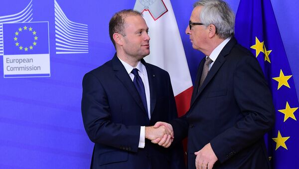 Malta's Prime Minister Joseph Muscat (L) is welcomed by European Commission President Jean-Claude Juncker prior to their meeting at the European Commission in Brussels, on November 16, 2016. - Sputnik International