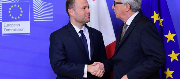 Malta's Prime Minister Joseph Muscat (L) is welcomed by European Commission President Jean-Claude Juncker prior to their meeting at the European Commission in Brussels, on November 16, 2016. - Sputnik International