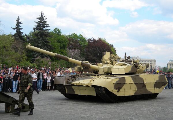 T-84 Oplot, seen here in desert camo, being guided onto a tank transporter. File photo. T-84 Oplot, seen here in desert camo, being guided onto a tank transporter. File photo. - Sputnik International