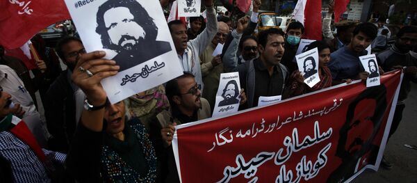 Supporters of Awami Worker Party hold a demonstration to condemn the missing human rights activists, in Karachi, Pakistan, Tuesday, Jan. 10, 2017 - Sputnik International
