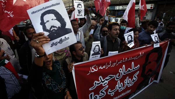 Supporters of Awami Worker Party hold a demonstration to condemn the missing human rights activists, in Karachi, Pakistan, Tuesday, Jan. 10, 2017 - Sputnik International