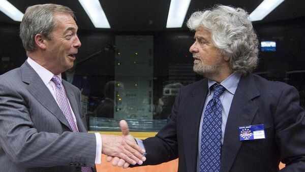 President of the EFDD Group, Nigel Farage greets Beppe Grillo, leader of Italy's 5 Star Movement - Sputnik International