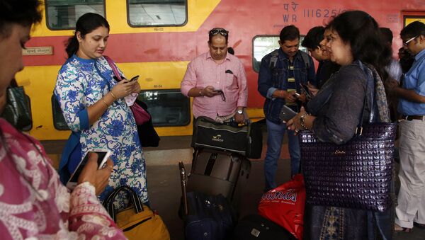 Indian travellers use a free WiFi service to browse the net at Mumbai Central Train Station in Mumbai, India, Friday, Jan. 22, 2016 - Sputnik International