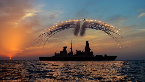 HMS Dragon's Lynx Helicopter Firing Flares - Sputnik International