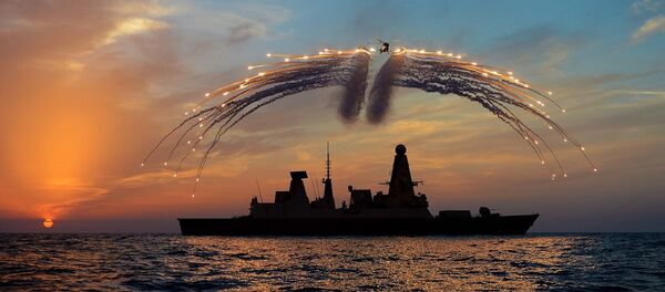 HMS Dragon's Lynx Helicopter Firing Flares - Sputnik International
