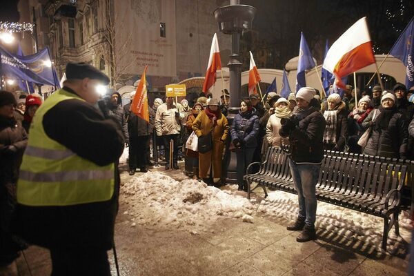 Demonstrators gather outside the Parliament building during a protest in Warsaw, Poland, January 11, 2017 Demonstrators gather outside the Parliament building during a protest in Warsaw, Poland, January 11, 2017 - Sputnik International