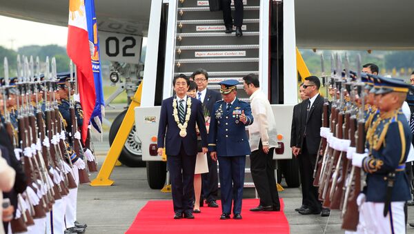 Japanese Prime Minister Shinzo Abe is led the way by a Philippine military official to review honour guards upon arrival for a state visit in metro Manila, Philippines January 12, 2017 - Sputnik International