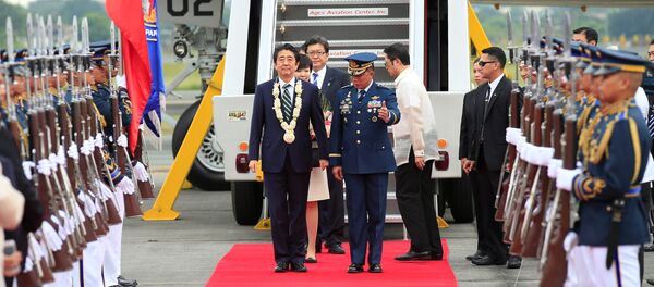 Japanese Prime Minister Shinzo Abe is led the way by a Philippine military official to review honour guards upon arrival for a state visit in metro Manila, Philippines January 12, 2017 - Sputnik International