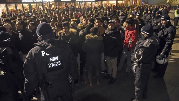 Police officers surround a group of men in front of the Cologne, western Germany, main station, Saturday, Dec. 31, 2016 - Sputnik International